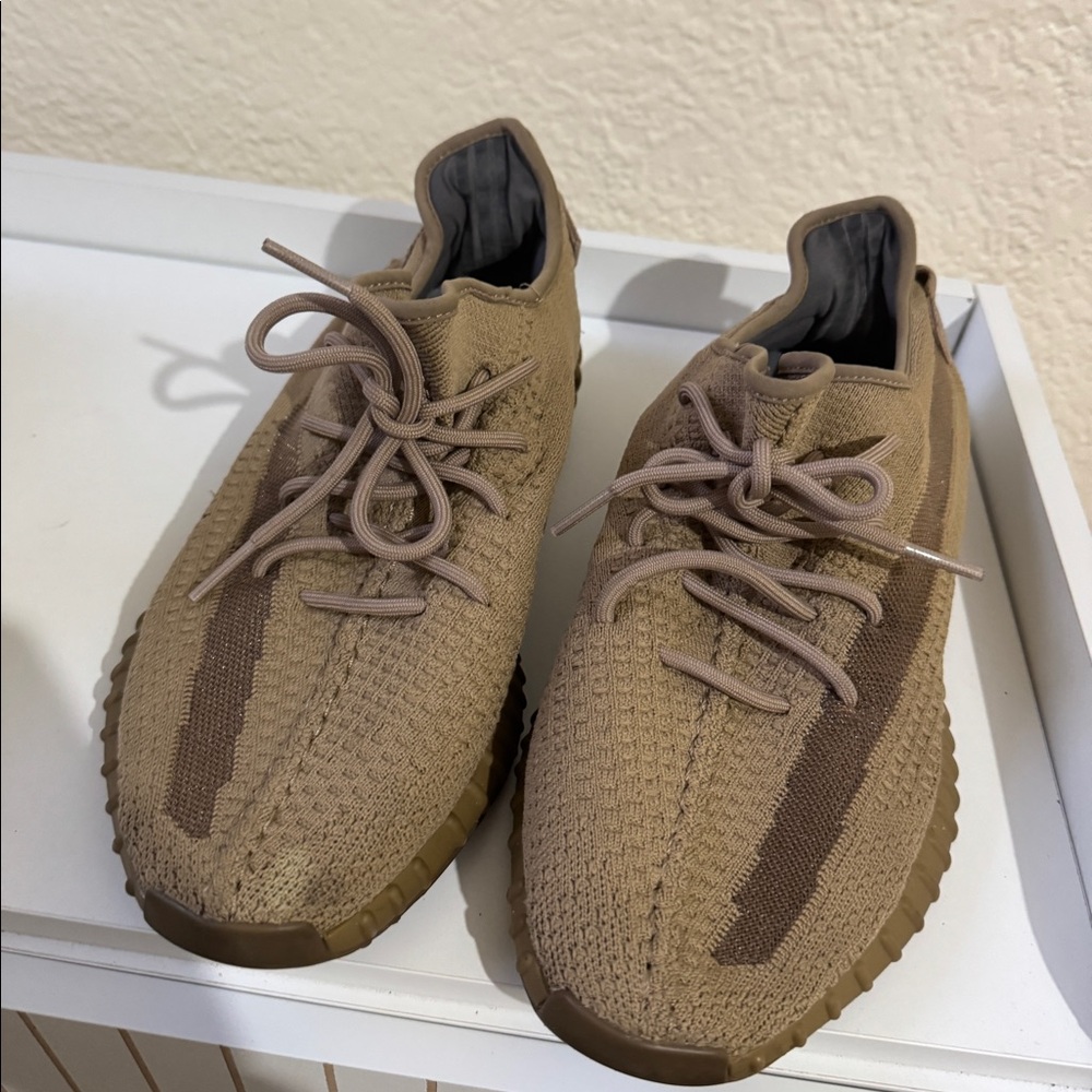 Yeezy 350 V2 11.5 mens in earth. Excellent condition.